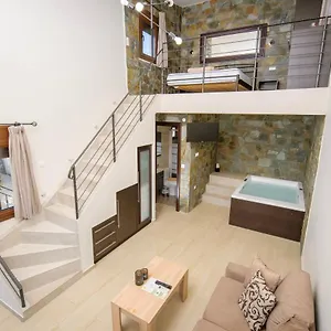 https://stone-suites-pefkochori.hotelschalkidiki.net