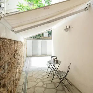 https://central-apartment-with-garden.hotels-of-thessaloniki.com